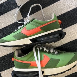 Nearly perfect condition NIKE men’s size 7/women’s 8.5 “waffle” tread